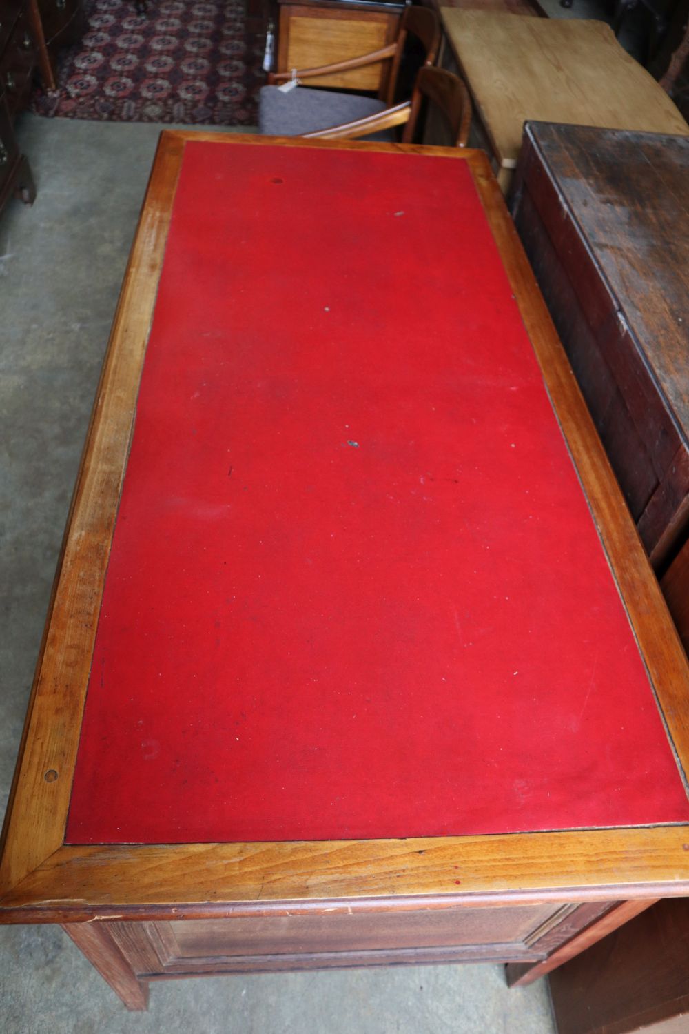 An Edwardian oak and walnut desk, width 160cm depth 74cm height 76cm